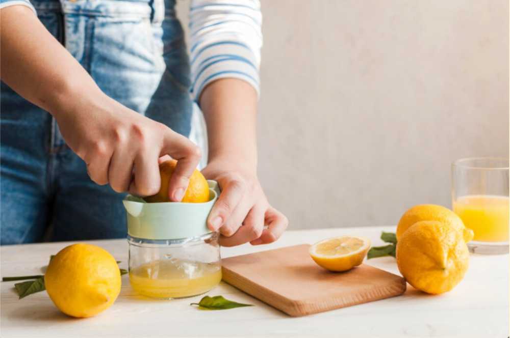 Dùng nước cốt chanh để điều chỉnh pH da đầu, giúp tóc sạch và bóng mượt hơn.