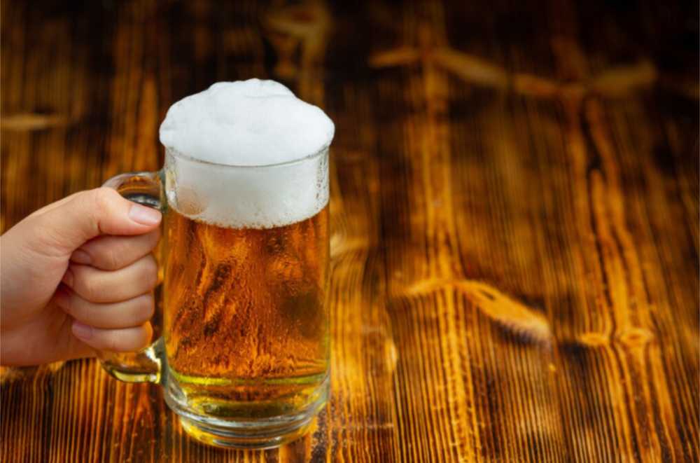 Dùng bia để làm sạch dầu thừa và tăng cường độ bóng mượt tự nhiên cho mái tóc.