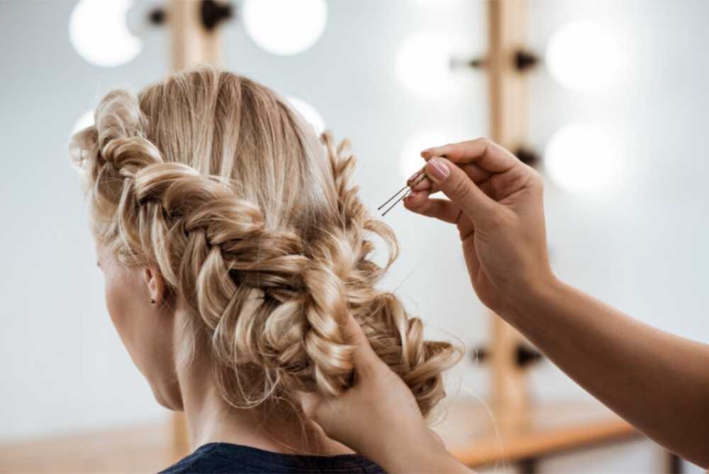 Kiểu tóc búi cao (hoặc tết, buộc đuôi ngựa) giúp giấu tóc bết và tạo vẻ ngoài gọn gàng.