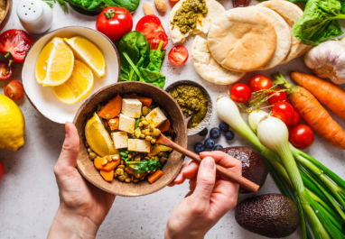 Hãy bổ sung vitamin và chất khoáng vào thực đơn hàng ngày để giảm thiểu tóc bết nhé.
